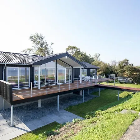 Luxury Beachfront With Seaview Hébergement de vacances Otterup